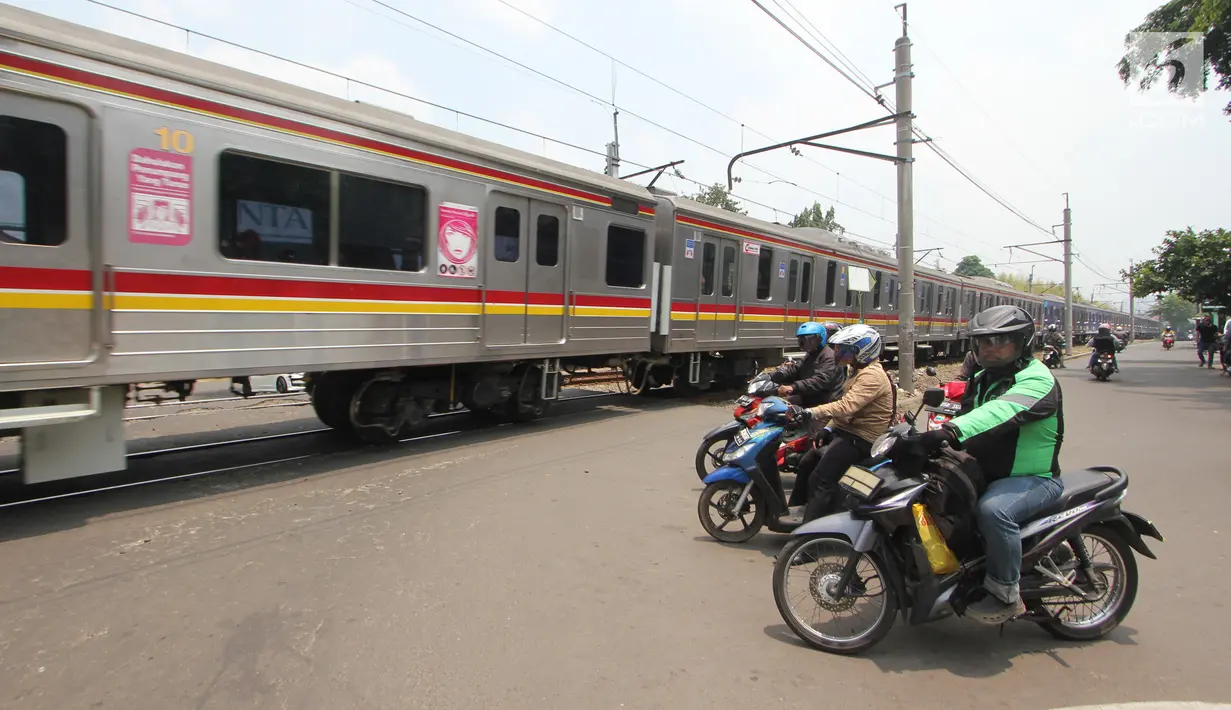 Sejumlah motor berhenti di pintu perlintasan kereta api Bintaro Permai yang tidak berfungsi di Jakarta, Kamis (25/10). Kondisi tersebut sangat membahayakan pengendara yang melintas. (Liputan6.com/Angga Yuniar)