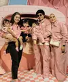 Felicya Angelista tampil mengenakan atasan crop top pink dipadukan celana hitamnya. Ia membawa kedua anaknya yang juga mengenakan baju pink. [@felicyangelista_]