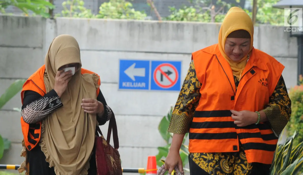 Tersangka Anggota DPRD Kota Malang Asia Iriani (kanan) dan Een Ambarsari (kiri) tiba di Gedung KPK, Jakarta, Rabu (21/11). Keduanya akan menjalani pemeriksaan lanjutan terkait suap pembahasan APBD-P Pemkot Malang TA 2015. (Merdeka.com/Dwi Narwoko)