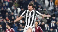 Pemain Juventus, Mario Mandzukic melompati kiper Torino, Vanja Milinkovic-Savic dalam lanjutan Coppa Italia di Stadion Allianz, Rabu (3/1). Mandzukic menyumbang satu dari dua gol untuk Juventus melenggang ke babak semifinal. (Andrea Di Marco/ANSA via AP)