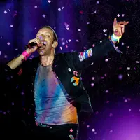 Vokalis dari band rock Inggris Coldplay, Chris Martin tampil pada festival musik Rock in Rio di Rio de Janeiro, Brasil, Minggu (11/9/2022). Coldplay memukau penonton yang emosional di Rock in Rio 2022. (AP Photo/Bruna Prado)