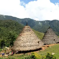 Lengkapi penjelajahan di Nusa Tenggara dengan mengunjungi kampung-kampung adat.