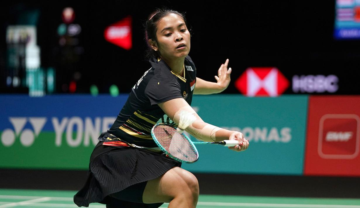 Di awal set pertama Gregoria bermain buruk, sehingga langsung tertinggal jauh 3-11. Meski coba meladeni permainan Chen Yu Fei, Gregoria sering melakukan kesalahan sendiri dan game ini pun berakhir 21-13. (AP Photo/Kien Huo)
