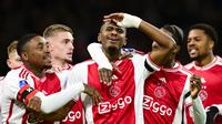 Jorrel Hato (tengah) menjadi nama yang mampu tampil cemerlang di tengah penampilan inkonsisteni Ajax Amsterdam. Penampilan kukuhnya sebagai bek tengah membuat pelatih John Van't Schip sering mempercayakan posisi krusial tersebut kepada pemain 18 tahun itu. Hato merupakan bek modern dengan kekuatan fisik dan kecepatan yang mengagumkan. Ia juga memiliki kemampuan dalam membangun serangan, tekel, dan intersep. Ia tercatat telah membuat 38 penampialn dengan membuat 1 gol dan 6 assist pada musim ini. (AFP/Olaf Kraak)