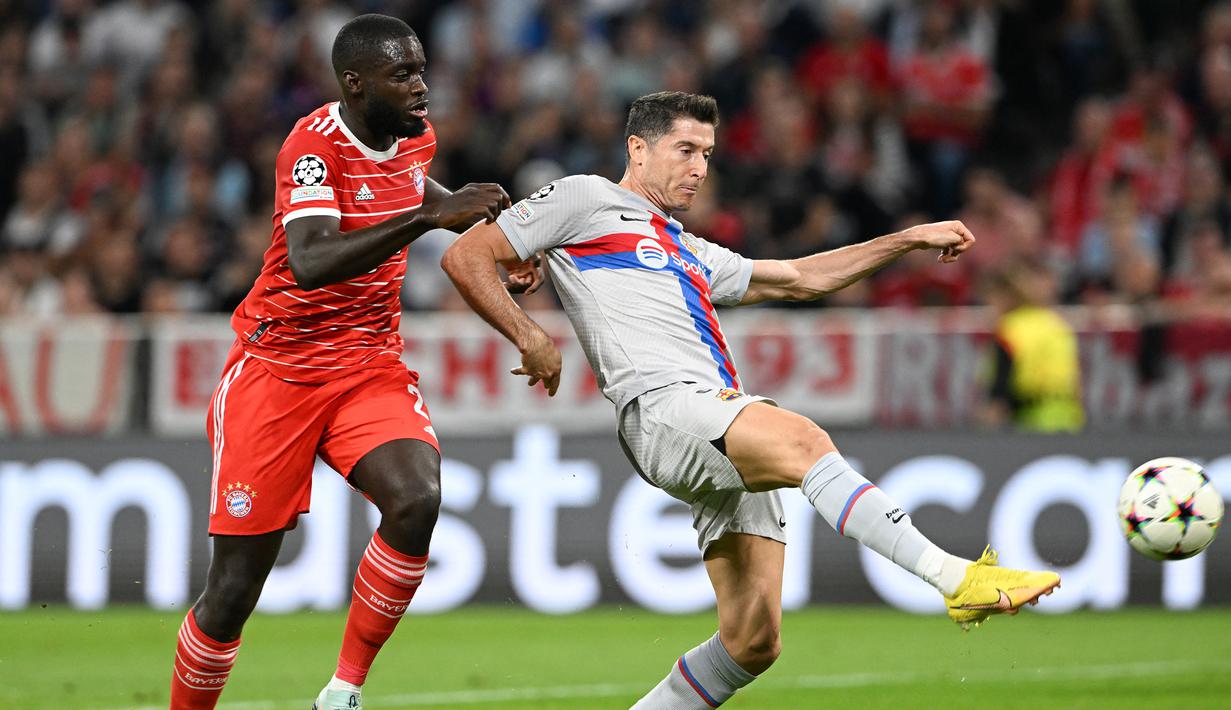 Robert Lewandowski. Striker Polandia berusia 35 tahun yang baru saja bergabung dengan Barcelona di awal musim 2022/2023 usai meninggalkan Bayern Munchen ini total telah tampil dalam 108 laga di Liga Champions bersama 3 klub, Borussia Dortmund, Bayern Munchen dan Barcelona. Dari 108 laga tersebut, ia mampu mencetak 89 gol dan 25 assist serta sukses merebut 1 trofi Liga Champions bersama Bayern Munchen pada musim 2019/2020. (AFP/Christof Stache)