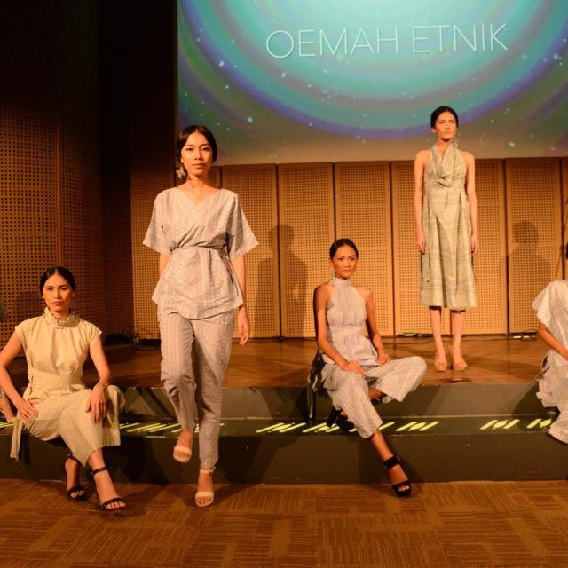 65 Model Baju Batik Nyentrik Terbaik