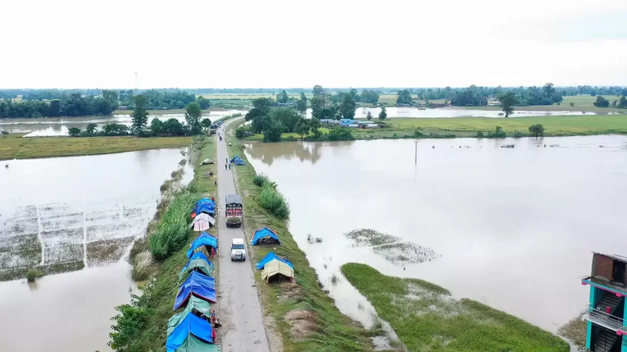 Hujan deras di Nepal barat telah menyebabkan tanah longsor yang fatal dan membuat penduduk setempat terdampar. (UNICEF)
