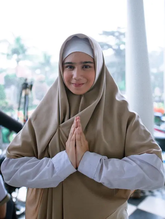 Meski belum mantap berhijab, Tissa Biani banyak dipuji oleh netizen keanggunannya saat mengenakan hijab. Tak sedikit netizen yang menilai Tissa Biani lebih cocok berpenampilan tertutup. (Liputan6.com/IG/tissabiani)