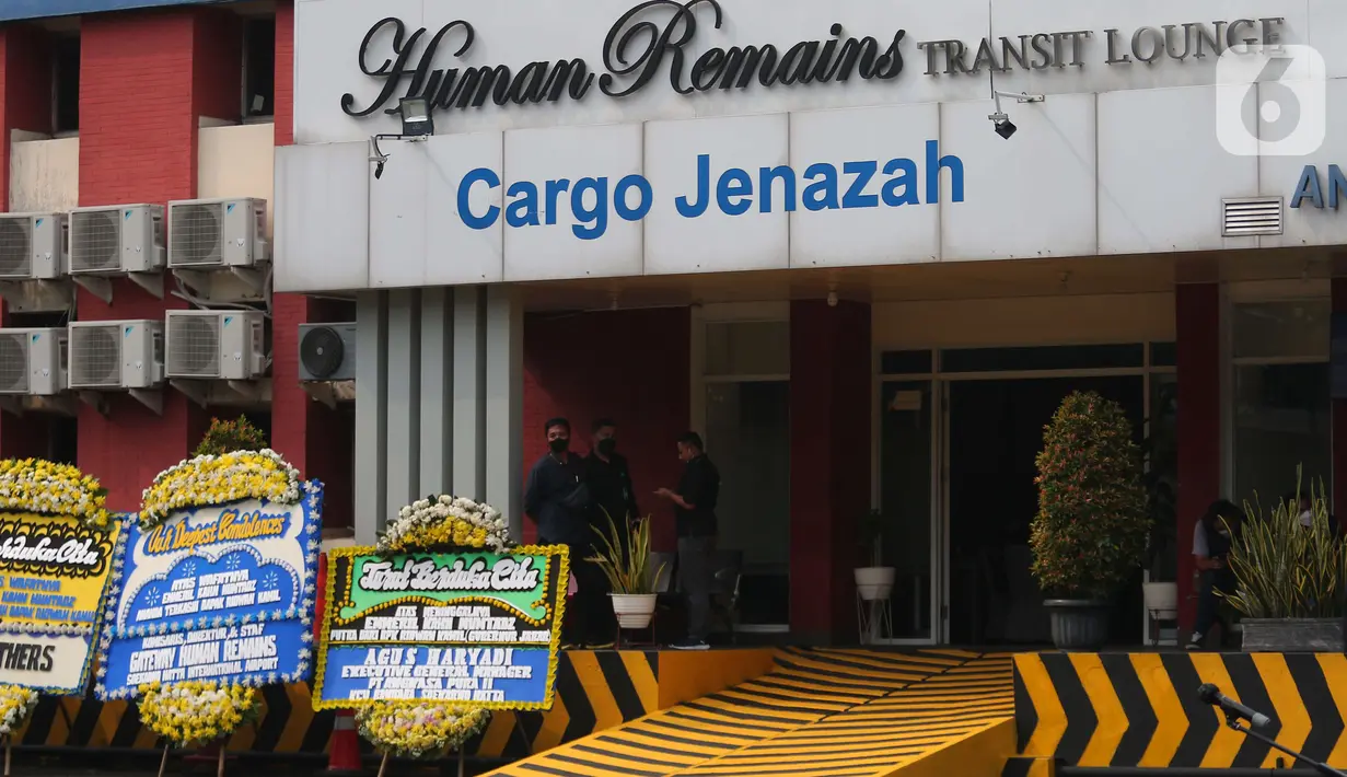 Suasana kargo jenazah saat menunggu kedatangan  Jenazah anak dari Gubernur Jawa Barat (Jabar) Ridwan Kamil, Emmeril Khan Mumtadz atau Eril di Bandara Soekarno Hatta, Tangerang, Minggu (12/6/2022). Jenazah Eril dijadwalkan tiba di Bandara Soekarno-Hatta (Soetta) hari ini. 95. (Liputan6.com/Angga Yuniar)