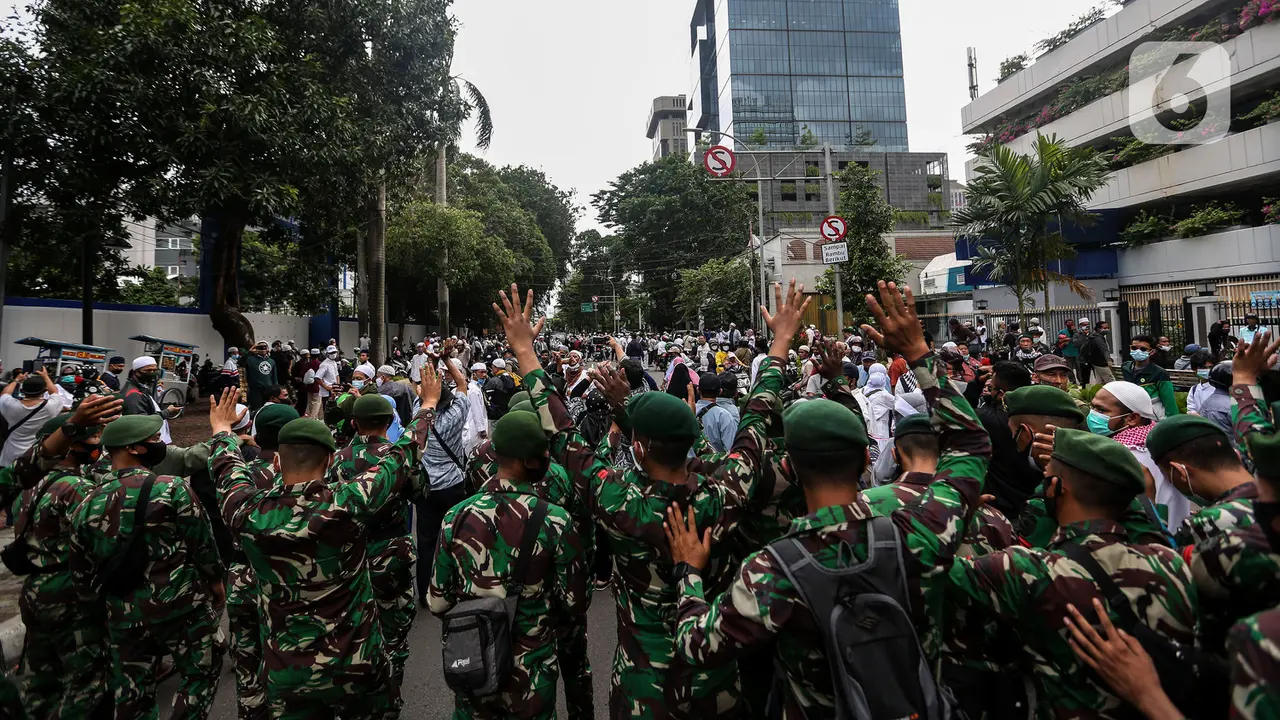 TNI Halau Masa Pendemo