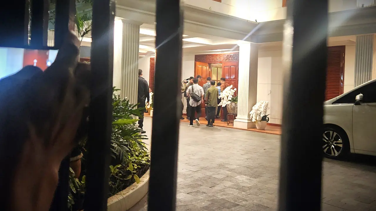 Calon Wakil Presiden (Cawapres) nomor urut 02, Gibran Rakabuming Raka menemui Calon Presiden (Capres) Prabowo Subianto.