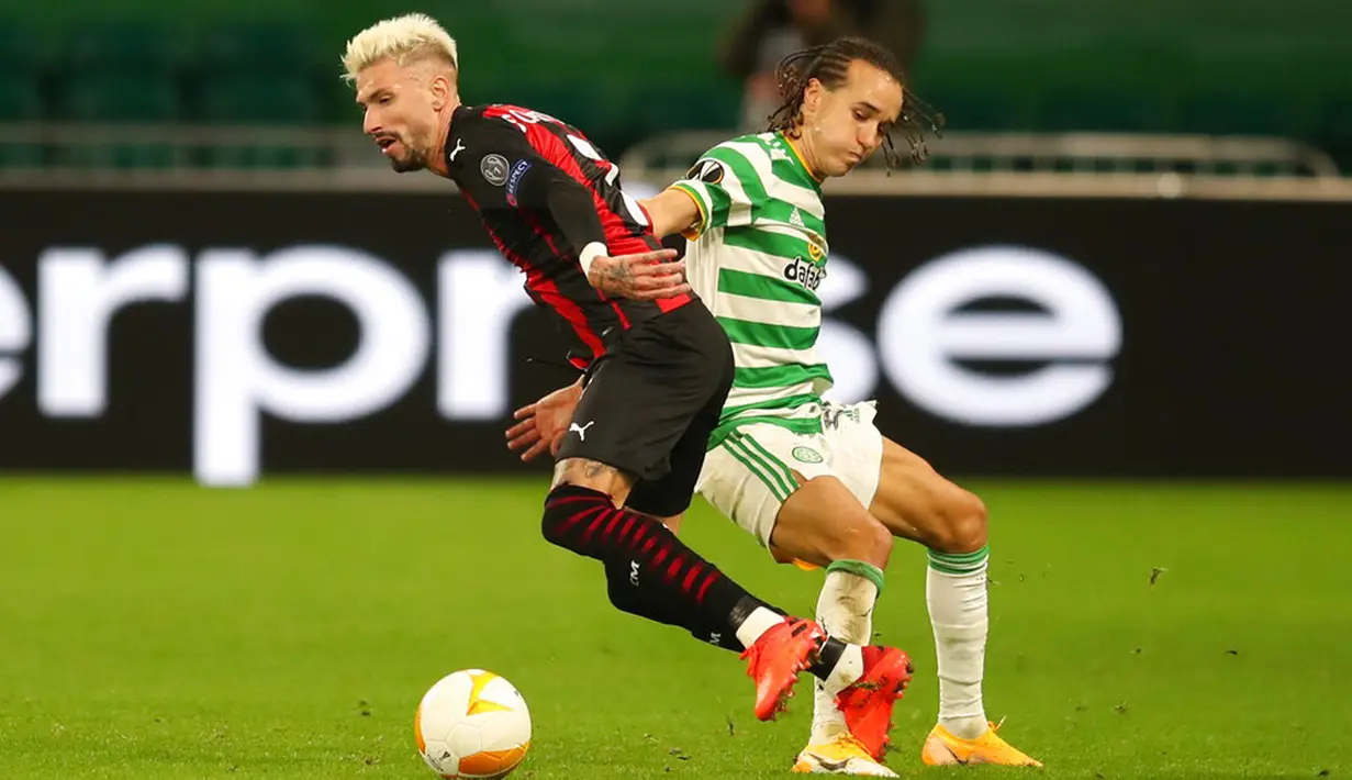 Pemain AC Milan Samu Castillejo (kiri) menggiring bola melewati pemain Celtic Diego Laxalt (kanan) pada pertandingan leg pertama Grup H Liga Europa di Celtic Park, Glasgow, Skotlandia, Kamis (22/10/2020). AC Milan menang 3-1. (Jane Barlow/Pool via AP)
