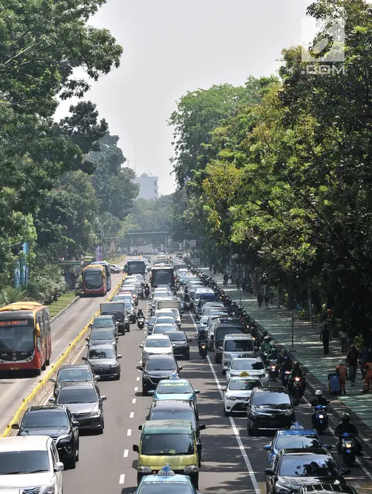 Kendaraan melintas di Jalan Medan Merdeka Barat, Jakarta, Senin (3/9). Sistem ganjil genap tersebut tidak berlaku di Jalan Arteri Pondok Indah dan pada hari Sabtu-Minggu atau hari libur nasional. (Merdeka.com/Iqbal S. Nugroho)