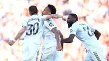 Pemain Real Madrid Franco Mastantuono (kiri), Eder Militao (tengah), dan Antonio Rudiger merayakan gol pada laga La Liga/Liga Spanyol antara Real Mallorca vs Real Madrid di Palma de Mallorca, Spanyol, Sabtu, 4 April 2026. (AP Photo/Jose Breton)