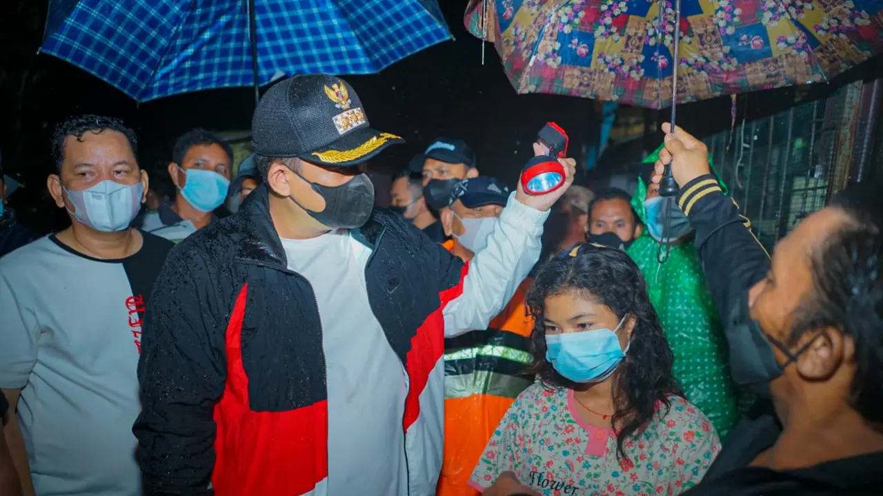 Terobos Hujan dan Angin Kencang di Tengah Malam, Bobby Nasution Pantau Rumah Warga Korban Puting Beliung di Denai