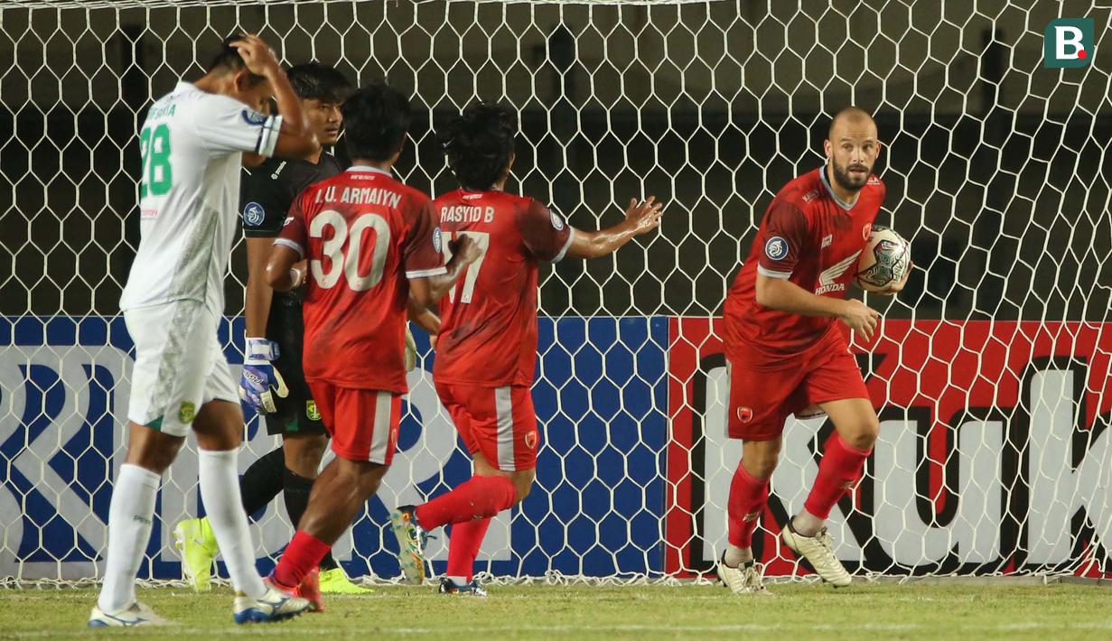 Tim Juku Eja akhirnya berhasil berbalik unggul dengan permainan agresif. Tendangan bebas yang dilakukan oleh Anco Jansen kembali memperdayai kiper Persebaya. (Bola.com/Ikhwan Yanuar)