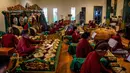 Alunan gamelan menambah kekhidmatan suasana Malam Misa Natal 2025 di Gereja Hati Kudus Tuhan Yesus (HKTY) Ganjuran, Bantul, Yogyakarta. Tampak dalam foto, umat Katolik memainkan alat musik gamelan tradisional Jawa selama Misa Malam Natal di Gereja Hati Kudus Yesus di Ganjuran, Bantul, Yogyakarta, pada Rabu 24 Desember 2025. (DEVI RAHMAN/AFP)