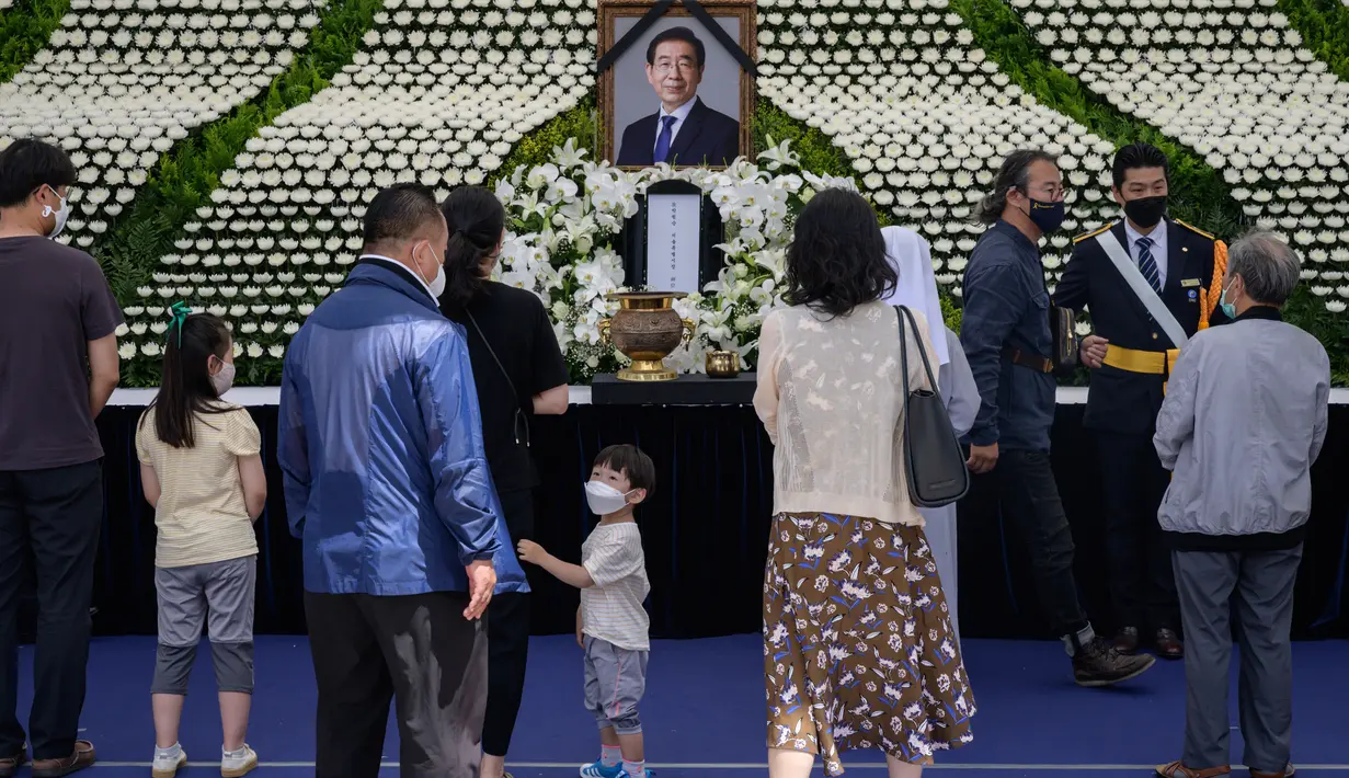 Para pelayat memberikan penghormatan mereka di sebuah altar peringatan untuk almarhum Wali Kota Seoul Park Won-soon di Seoul City Hall Plaza, Sabtu (11/7/2020). Kematian mendadak Wali Kota Seoul, yang dilaporkan terlibat dalam tuduhan pelecehan seksual, menjadi sorotan publik. (Ed JONES / AFP)