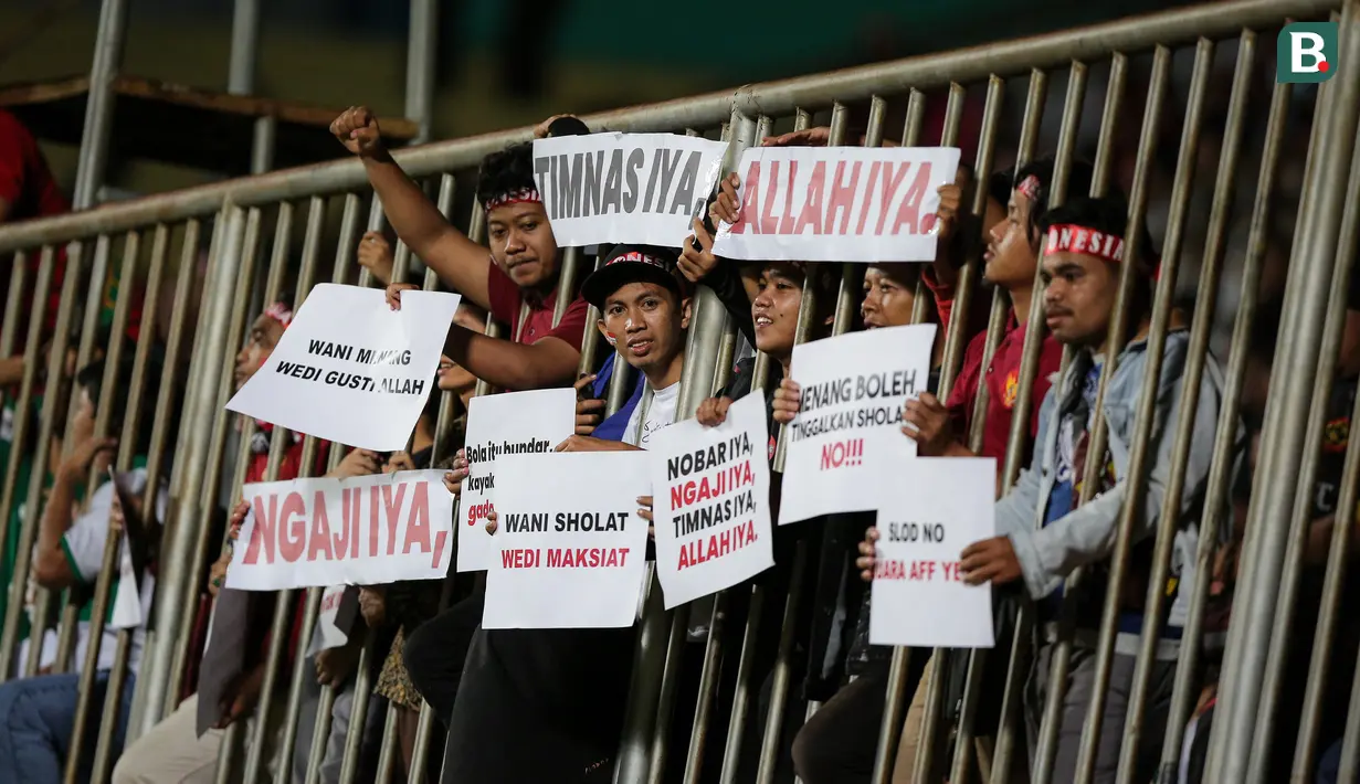 Para suporter memberikan dukungan kepada Timnas Indonesia U-16 sebelum dimulainya laga semifinal Piala AFF U-16 2022 antara Indonesia U-16 melawan Myanmar U-16 di Stadion Maguwoharjo, Sleman, Rabu (10/8/2022) malam WIB. (Bola.com/Bagaskara Lazuardi)