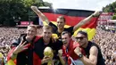 Empat penggawa Timnas Jerman berpose dengan trofi Piala Dunia saat selebrasi kemenangan di Berlin, (15/7/2014). (REUTERS/Alex Grimm/Pool)