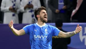 Baru didatangkan Al Hilal dari Wolverhampton Wanderers pada awal musim 2023/2024 dengan nilai transfer 55 juta euro, Ruben Neves langsung menjadi andalan di posisi gelandang Bertahan. Pemain asal Portugal ini hanya absen satu kali dari 22 laga Al Hilal di Saudi Pro League 2023/2024 dengan torehan 1 gol dan 6 assist. (AFP/Fayez Nureldine)