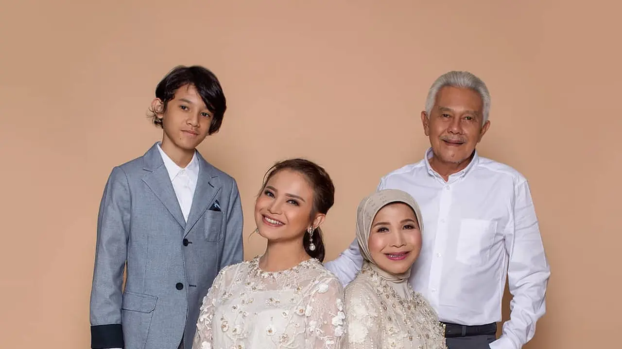 Rossa dengan anak dan orang tuanya. (Foto: Dok. Instagram @itsrossa910)