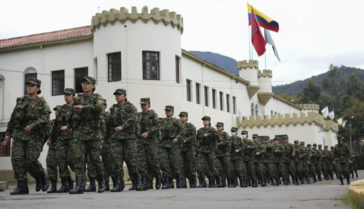 Rekrutan sukarela perempuan menghadiri program pelatihan tiga bulan di pangkalan militer di Bogota, Kolombia, Senin, 6 Maret 2023. Setelah larangan 25 tahun, tentara Kolombia sekali lagi mengizinkan wanita untuk bergabung dengan barisannya melalui dinas militer sukarela, yang merupakan persyaratan bagi pria. (AP Photo/Fernando Vergara)