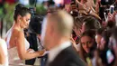 Penelope Cruz memberi tanda tangan ke penggemarnya saat menghadiri pemutaran perdana film "Loving Pablo" di Festival Film Venice ke-74 di Venezia, Italia, (6/9). (AP Photo / Domenico Stinellis)