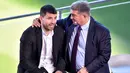 Usai hanya tampil 5 kali bersama Barcelona musim ini dengan mencetak 1 gol sebagai imbas cedera dan kondisi jantung yang bermasalah, pada 15 Desember 2021 Sergio Aguero memutuskan pensiun dari karier sepak bolanya sebagai pemain. (AFP/Pau Barrena)