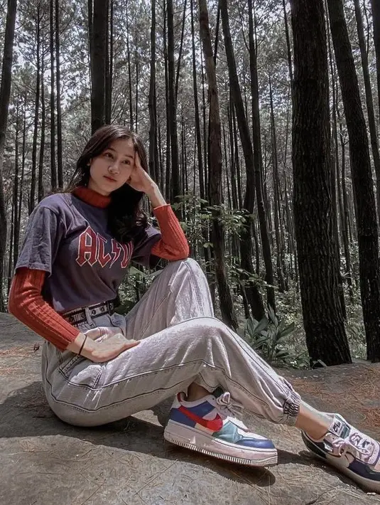 <p>Gaya layering juga dikenakan Keisya, dengan long slevee turtle neck coral dipadukan tshirt band. Ia memadukannya denhan celana denim dan sneakers dari Nike.&nbsp;@keisyalevronka</p>