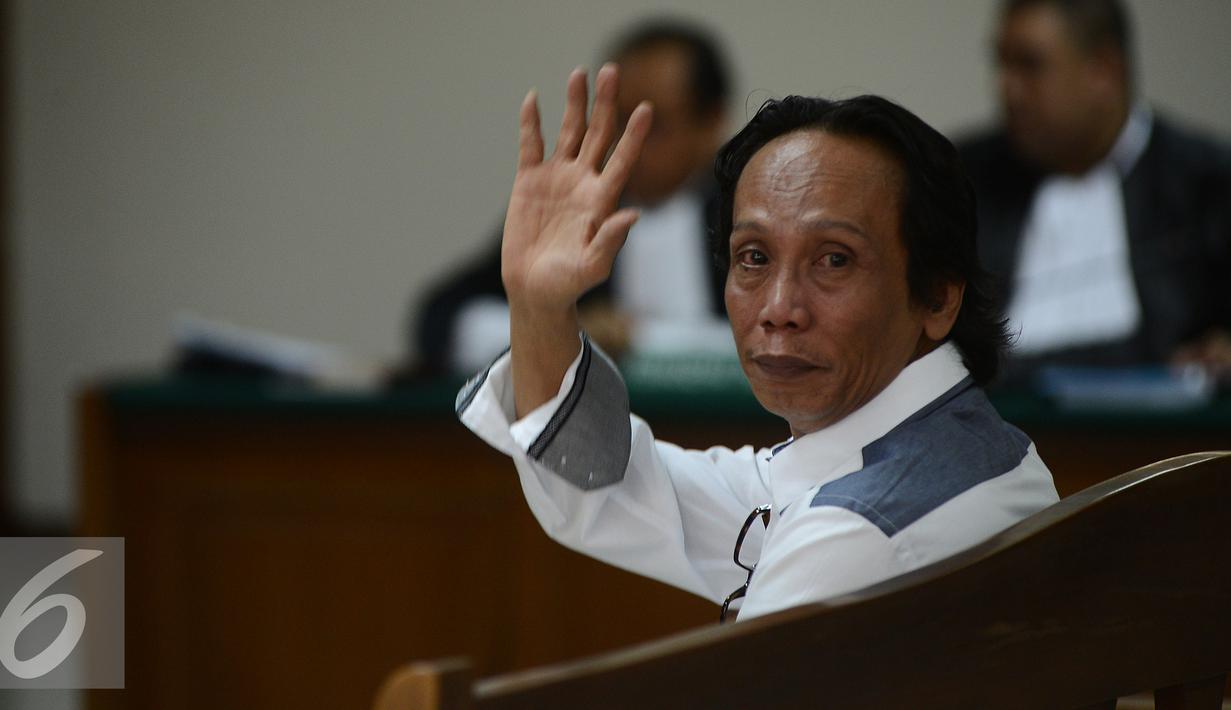 Mandra Naih melambai tangan usai menjalani sidang lanjutan di Pengadilan Tipikor, Jakarta, Senin (31/8/2015). mantan bintang sinetron Si Doel Anak Sekolahan yang kini menjabat Direktur PT Viandra Production. (Liputan6.com/Herman Zakharia)