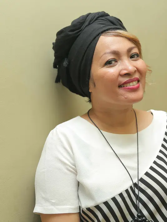 "Karena dulu itu ibu Tien maunya lagu-lagu begitu. Yang popular enggak boleh. Baju aja diatur, harus pakai kebaya. Ibu Tien itu, ibu negara yang budaya banget," kenang Rieka Roeslan. (Andy Masela/Bintang.com)