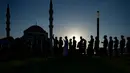 Terdapat total 81 kubah berbagai ukuran dan dua menara setinggi 60 meter. Tampak dalam foto, para jamaah Muslim tampak berbayang saat tiba untuk berbuka puasa selama bulan suci Ramadan di Masjid Agung Sharjah, dekat Dubai, Uni Emirat Arab, Jumat 27 Februari 2026. (AP Photo/Altaf Qadri)