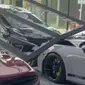 Mitsubishi Xpande menabrak Porsche 911 GT3 2023 di Showroom Ivan's Motor. (Sumber: X/@innovacommunity)