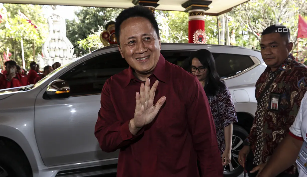 Ketua Bekraf Triawan Munaf tiba menghadiri Kongres V PDIP di  Grand Inna Beach, Sanur, Bali, Kamis (8/8/2019). Kongres V PDIP berlangsung selama tiga hari sejak tanggal 8 - 10 Agustus mendatang. (Liputan6.com/Johan Tallo)