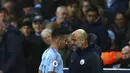 Pelatih Manchester City, Pep Guardiola, berbincang dengan Gabriel Jesus saat melawan Wolverhampton Wanderers pada laga Premier League di Stadion Etihad, Senin (14/1). Manchester City menang 3-0 atas Wolverhampton Wanderers. (AP/Dave Thompson)