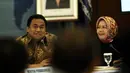 Mendag Rachmat Gobel saat menggelar rapat soal bahan pokok strategis di Kantor Kemendag, Jakarta, Minggu (16/11/2014). (Liputan6.com/Faizal Fanani)