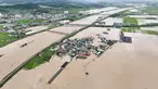 Sebuah foto udara menunjukkan sebuah desa yang terendam banjir akibat hujan lebat di Yesan, Korea Selatan pada 17 Juli 2025. (YONHAP/AFP)