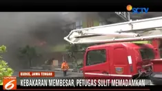 Angin kencang juga menjadi kendala pemadaman karena membuat api terus membesar.