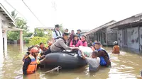 Kapolda Riau menyerahkan bantuan kepada korban banjir di Pekanbaru yang masih bertahan di rumah. (Liputan6.com/M Syukur)