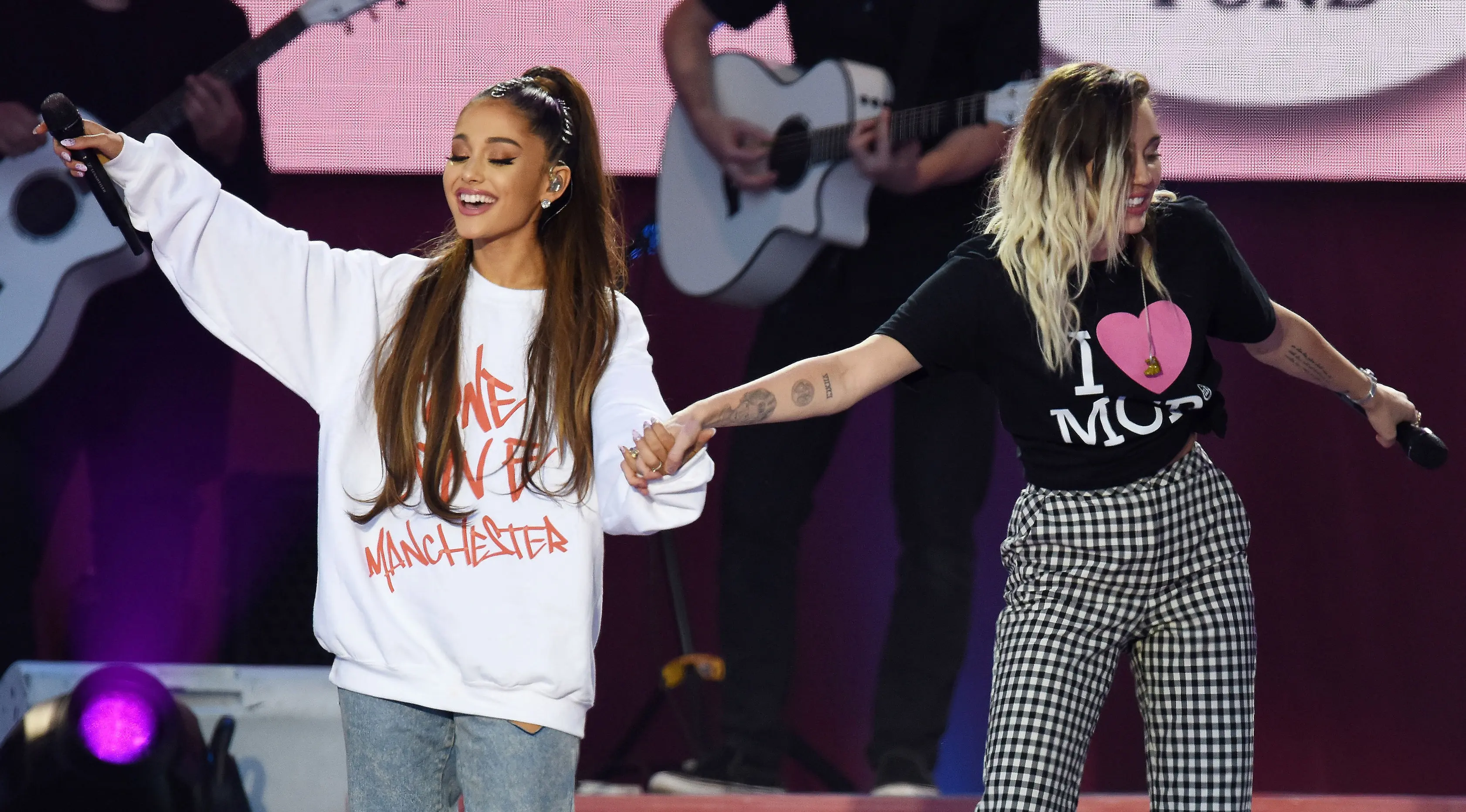 Ariana Grande dan Miley Cyrus (Foto: AP)