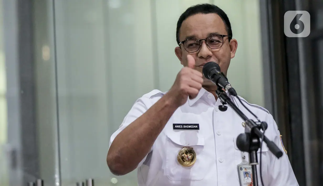 Gubernur DKI Jakarta Anies Baswedan memberikan keterangan seusai menjalani pemeriksaan di Gedung KPK, Jakarta, Rabu (7/9/2022). Pemeriksaan terhadap Anies terkait dugaan korupsi di penyelenggaraan Formula E Jakarta diketahui berjalan  sekitar 11 jam. (Liputan6.com/Faizal Fanani)