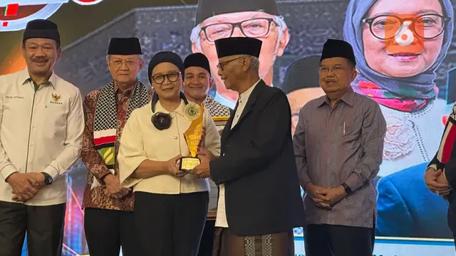 Menteri Luar Negeri Republik Indonesia (Menlu RI) Retno Marsudi dalam acara penghargaan yang diselenggarakan MUI di Jakarta, Kamis (3/10/2024). (Liputan6.com/Benedikta Miranti)