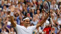 Ekspresi kegembiraan Roger Federer setelah mengalahkan Tomas Berdych pada semifinal Wimbledon 2017, Jumat (14/7/2017). (AP Photo/Alastair Grant)