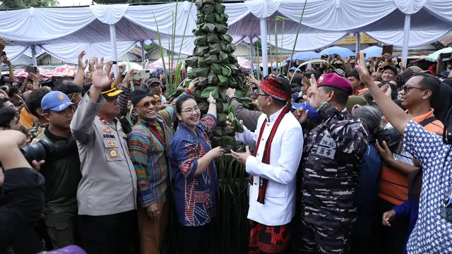 Wali Kota Semarang Agustina Wilujeng pimpin pelaksanaan Sesaji Rewanda di obyek wisata Goa Kreo. (Foto: Liputan6.com/ Felek Wahyu)