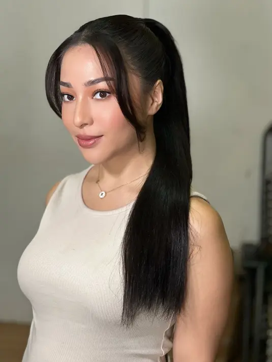 Seperti saat dipulas makeup karya Makeup Artist atau MUA Dany Barca. Istri Indra Priawan ini tampil begitu memesona dengan pulasan makeup flawless dalam rona coral di wajahnya. [@danybarca22].