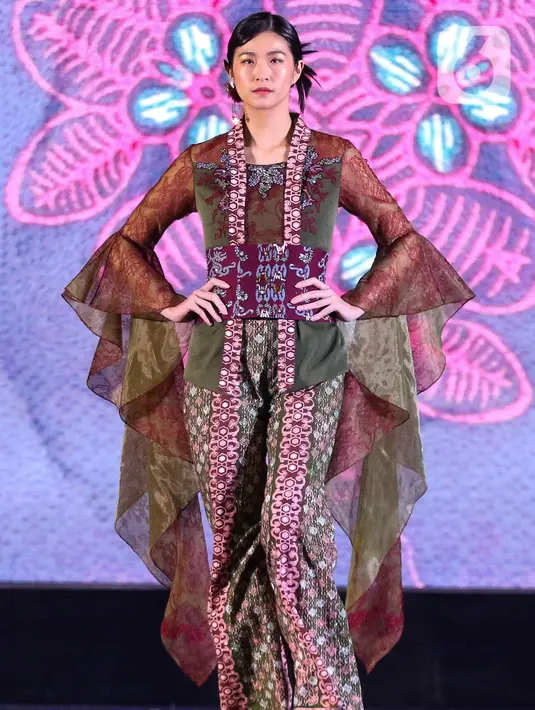 Model berpose dalam balutan busana rancangan Ferry Sunarto saat acara Cita dan Cipta Liputan6.com X Fimela dalam parade Wastra Nusantara di Hotel Shangri La, Jakarta, Rabu (31/7/2024). (Liputan6.com/Herman Zakharia)