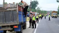Antisipasi Napi Rutan Siak Kabur, Pintu Masuk ke Pekanbaru Dijaga Ketat Polisi (Foto: Liputan6/ M Syukur)