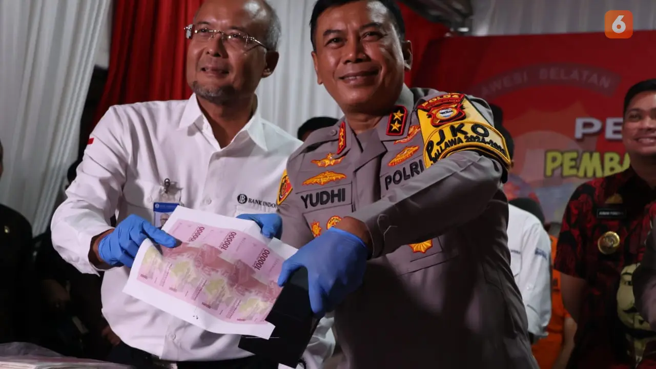 Kapolda Suslel Irjen Pol Yudhiawan pamerkan uang palsu (Liputan6.com/Fauzan)