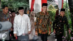 Presiden Joko Widodo (tengah) saat hadir di kediaman Ketua MPR Zulkifli Hasan untuk mengikuti acara buka puasa bersama di kawasan Widya Chandra, Jakarta, Rabu (15/6). (Liputan6.com/Johan Tallo)
